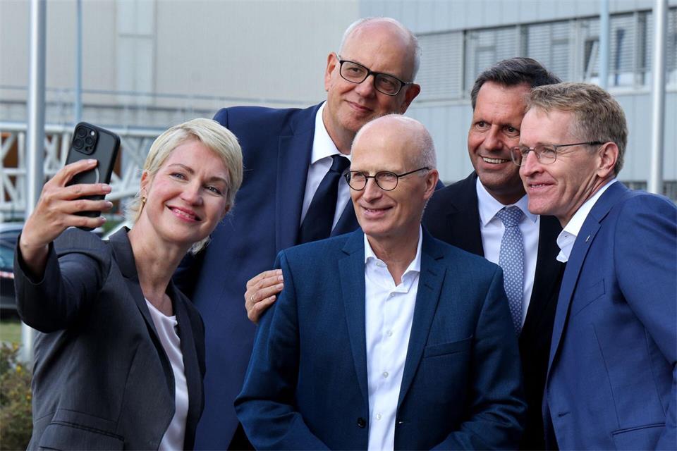 „Nord-Gipfel“ in Rostock: Die Ministerpräsidenten der fünf norddeutschen Länder treffen sich im Hafen.Bernd Wüstneck/dpa