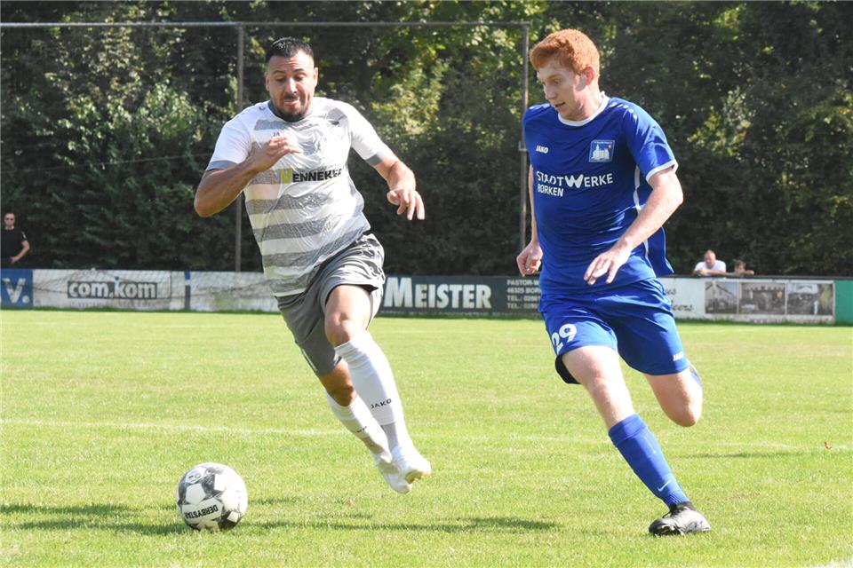 Nordkirchens Stürmer Ufuk Ekincier (links), hier im Laufduell mit dem Gemener Nils Anschlag, führt die Landesliga-Torjägerliste mit 19 Toren an.