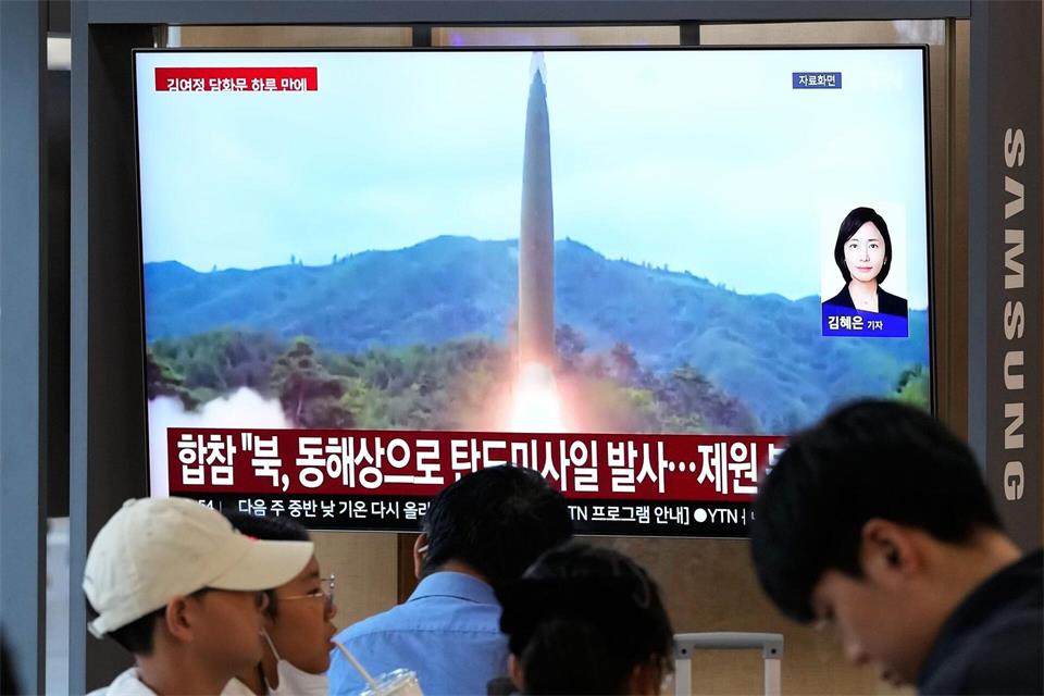 Nordkorea hat erneut eine ballistische Rakete abgefeuert.Ahn Young-joon/AP/dpa