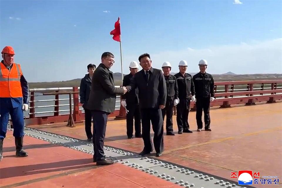 Nordkorea und Russland sind jetzt nach russischen Angaben auch durch eine Straßenbrücke miteinander verbunden. (Archivbild)Uncredited/KCNA/KNS/dpa
