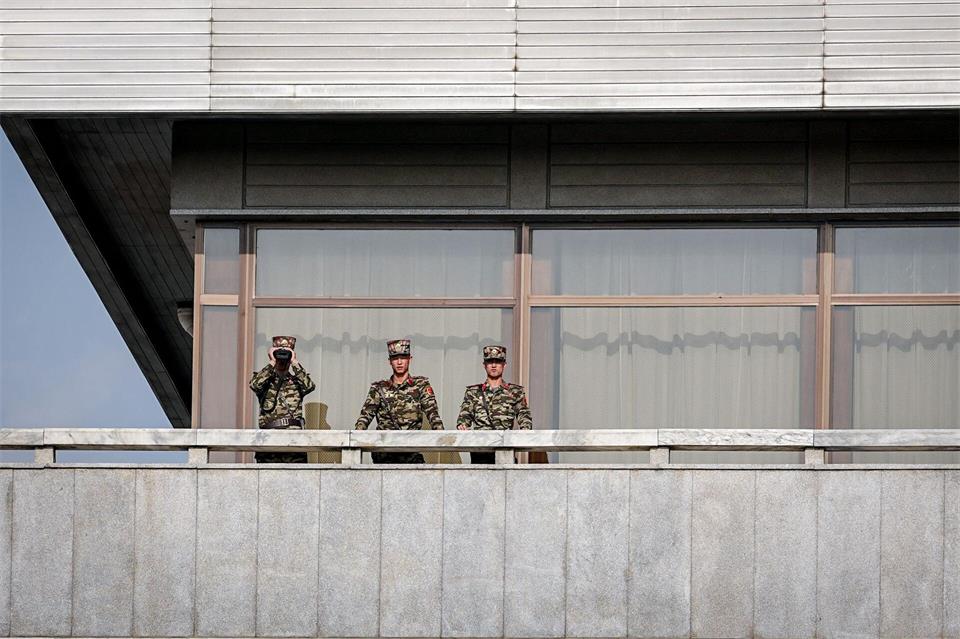 Nordkoreanische Soldaten beobachten Merz.Kay Nietfeld/dpa