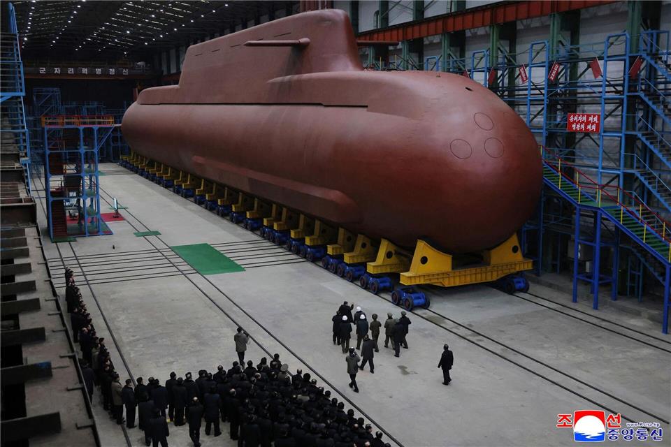 Nordkoreas Machthaber Kim Jong Un besichtigt U-Boot-Werft.Uncredited/KCNA via KNS/AP/dpa