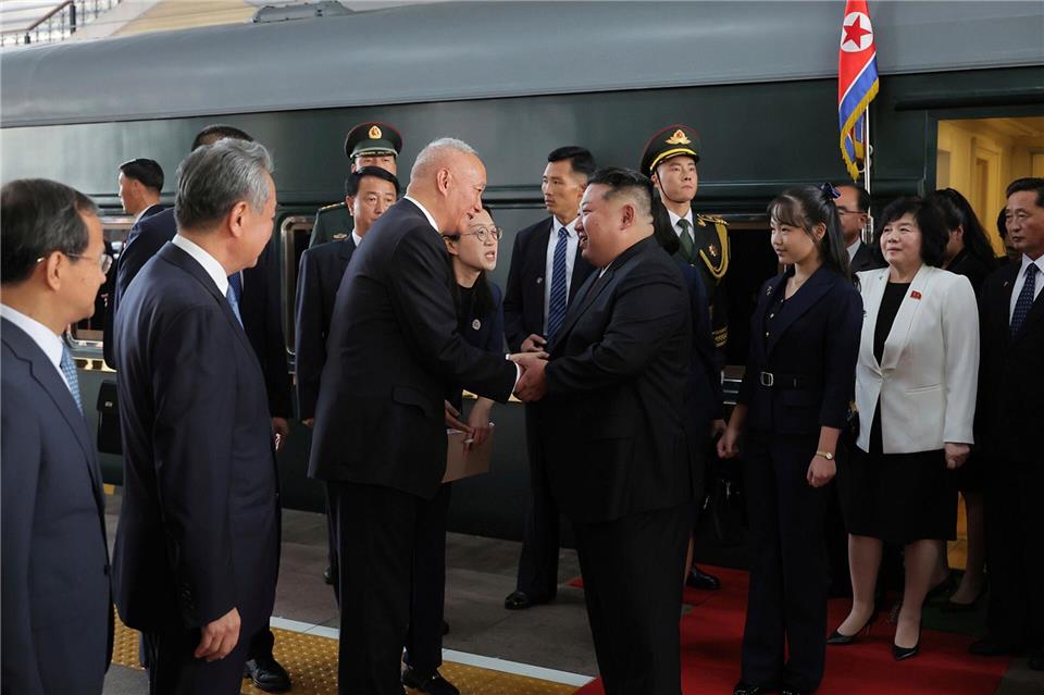 China protzt mit Waffenschau - Xi im Bund mit Putin und Kim Nordkoreas Machthaber Kim Jong Un reiste erstmals mit seiner Tochter ins Ausland. Uncredited/KCNA via KNS/AP/dpa