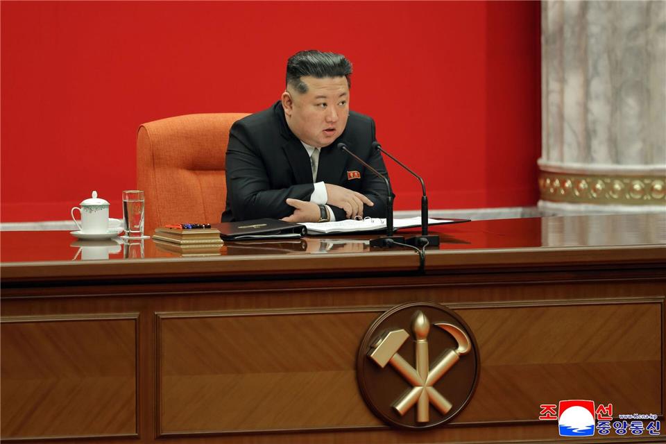 Nordkoreas Machthaber Kim Jong Un rückt von dem jahrzehntelangen Ziel einer Wiedervereinigung mit Südkorea ab. (Archivbild)Uncredited/KCNA/KNS/dpa