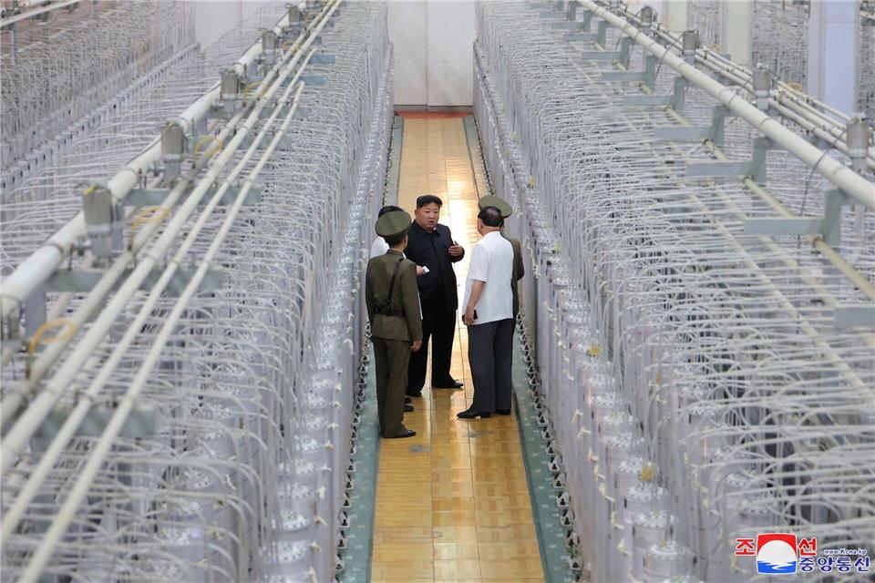 Nordkoreas Machthaber Kim lässt sich gern vor eindrucksvollen Kulissen fotografieren. (Archivfoto)Uncredited/KCNA/KNS/dpa