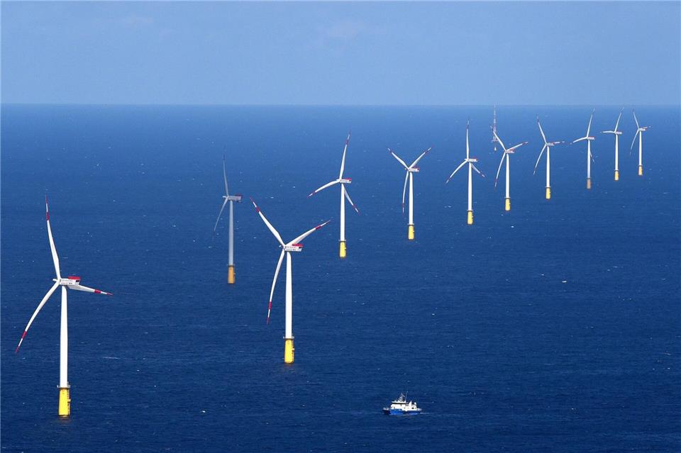 Nordlicht 2 soll insgesamt aus 44 Windrädern bestehen. (Symbolbild) Christian Charisius/dpa