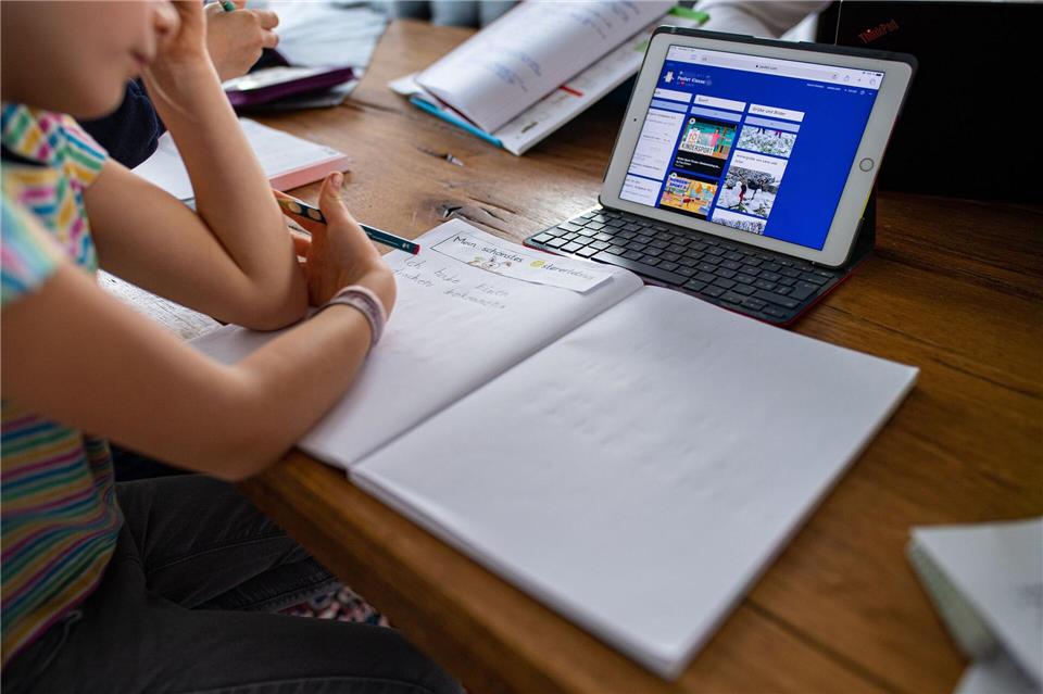 Mehr Ausnahmen für Distanzunterricht beschlossen Nordrhein-Westfalen schafft rechtliche Klarheit, wann Distanzunterricht möglich ist. (Archivbild)Guido Kirchner/dpa