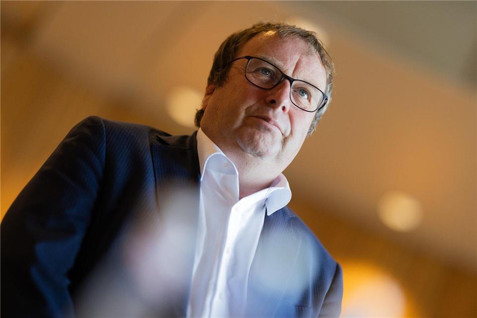 Nordrhein-Westfalen setzt auf eine bundesweite Lösung für die temporäre Aufhebung des Sonn- und Feiertagsfahrverbots für Lkw. (Archivbild)Rolf Vennenbernd/dpa