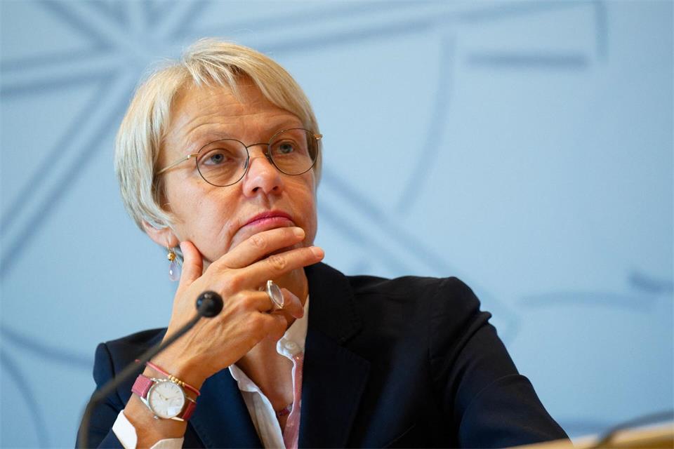Nordrhein-Westfalens Bildungsministerin Dorothee Feller (CDU) legt Zahlen vor zu sexualisierter Gewalt in Schulen. (Archivbild)Henning Kaiser/dpa