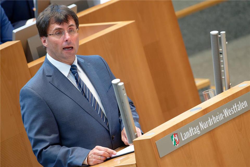 Haushaltsschlacht statt Harmonie in der 100. Landtagssitzung Nordrhein-Westfalens Finanzminister Marcus Optendrenk muss seinen Etatentwurf für 2026 gegen harsche Kritik verteidigen. Henning Kaiser/dpa