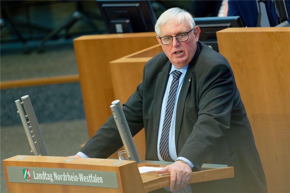 Nordrhein-Westfalens Gesundheitsminister Karl-Josef Laumann (CDU) weist Versäumnisvorwürfe der Opposition im Landtag zurück. (Archivbild)Henning Kaiser/dpa