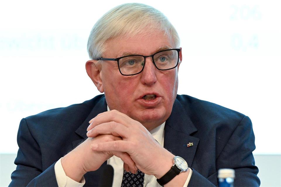 Nordrhein-Westfalens Gesundheitsminister Karl-Josef Laumann (CDU) stellt Kabinettsbeschlüsse vor. (Archivbild)Federico Gambarini/dpa
