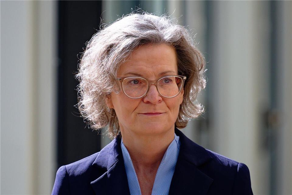 Nordrhein-Westfalens Heimatministerin Ina Scharrenbach (CDU) hat eine intensive Debatte ausgelöst, wie Minister sich ihren Mitarbeitern gegenüber zu verhalten haben. (Archivbild)Henning Kaiser/dpa