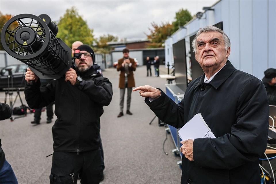Nordrhein-Westfalens Innenminister Herbert Reul (CDU) pocht auf klare Zuständigkeiten bei der Drohnenabwehr. (Archivbild)Oliver Berg/dpa