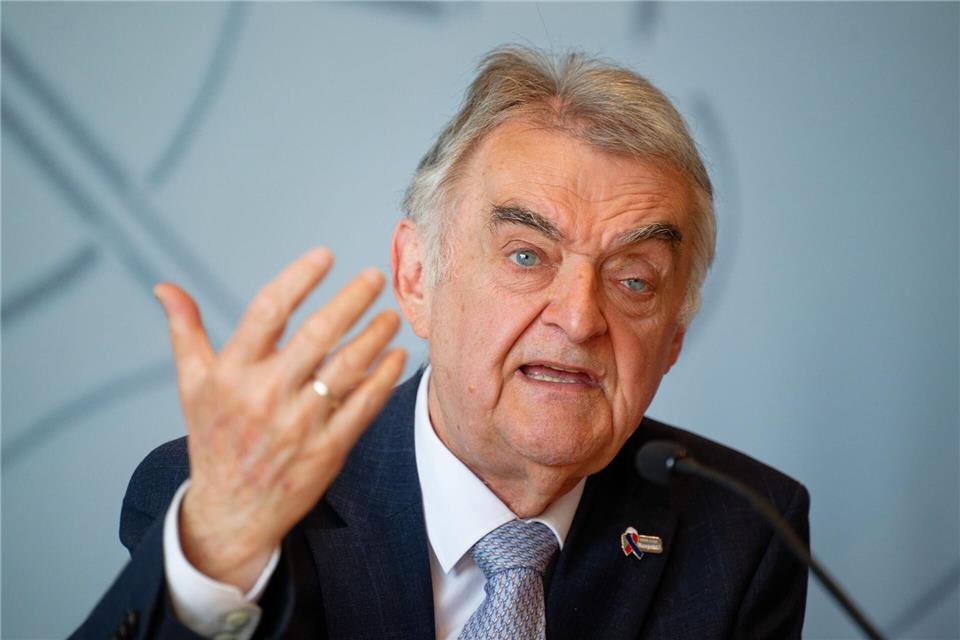 Nordrhein-Westfalens Innenminister Herbert Reul (CDU) setzt sich durch in seinem Haus - das trifft nicht bei allen seinen Beamten auf Beifall. (Archivbild) Henning Kaiser/dpa