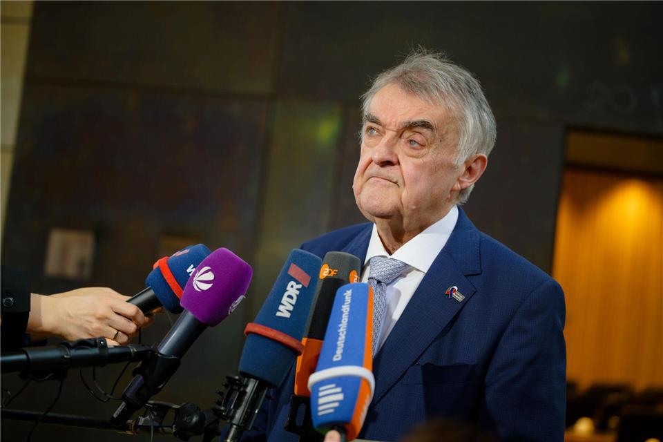 Nordrhein-Westfalens Innenminister Herbert Reul (CDU) steht jetzt selbst im Fokus von Prüfungen. (Archivbild)Henning Kaiser/dpa