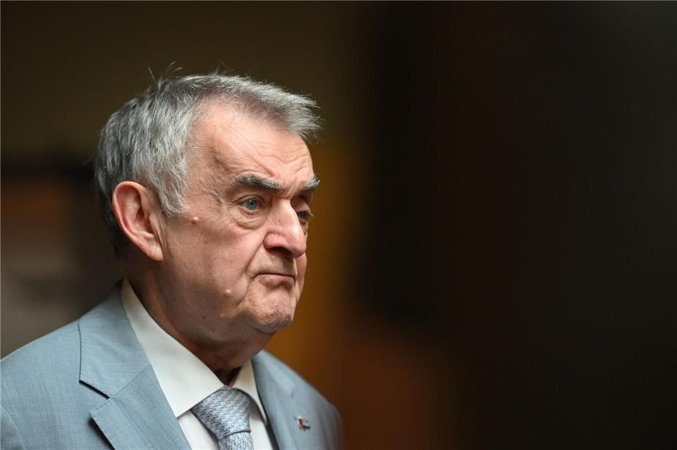 Nordrhein-Westfalens Innenminister Herbert Reul (CDU) wundert sich, dass die nach Spanien ausgeliehenen Feuerwehrleute nicht länger in Anspruch genommen worden sind. (Archivbild)Fabian Strauch/dpa