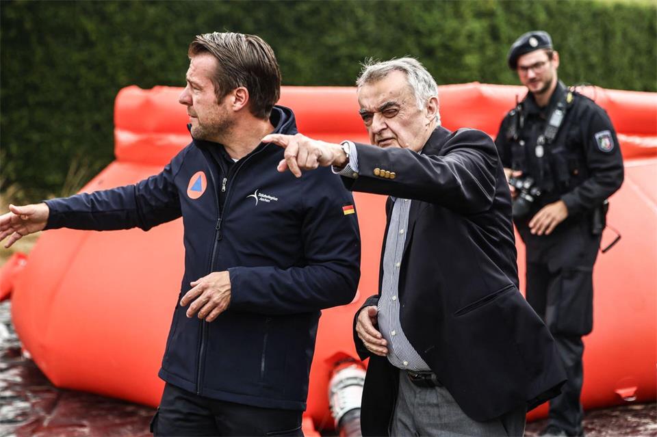 Nordrhein-Westfalens Innenminister Herbert Reul lässt sich an der deutsch-belgischen Grenze an einer Wassertankstation die Lage erläutern. Oliver Berg/dpa
