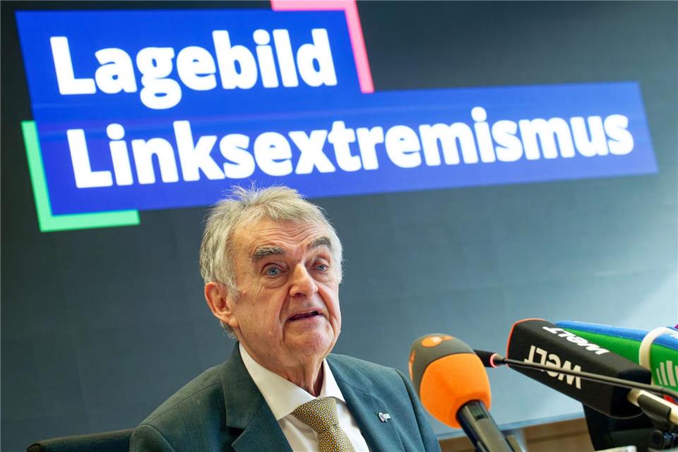 Nordrhein-Westfalens Innenminister Herbert Reul warnt vor harmlos verpackten Lockrufen der linksextremistischen Szene.  Henning Kaiser/dpa