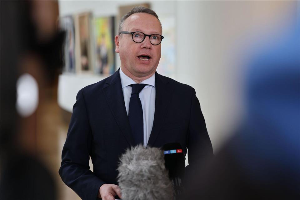 Nordrhein-Westfalens Justizminister Benjamin Limbach (Grüne) will mögliche Sicherheitslücken in allen Justizvollzugsanstalten ausleuchten. (Archivbild)Oliver Berg/dpa