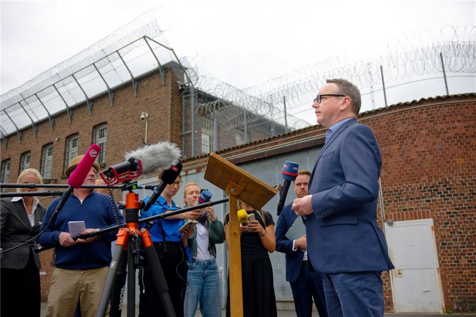 Nordrhein-Westfalens Justizminister Benjamin Limbach (Grüne) ist alarmiert über mögliche Pläne eines bewaffneten Aufstands in der JVA Siegburg.Henning Kaiser/dpa