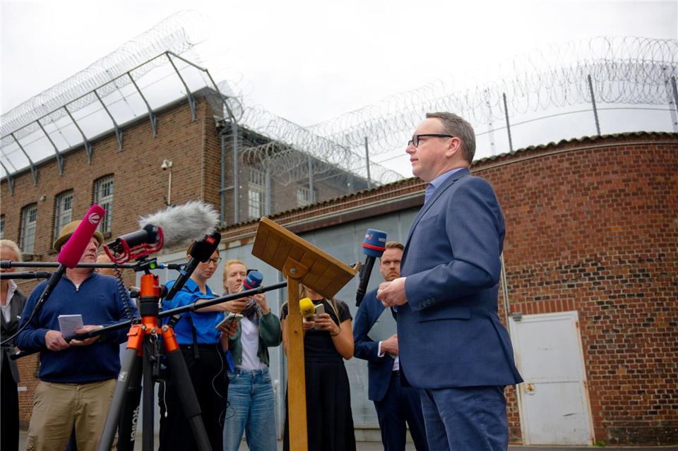 Nordrhein-Westfalens Justizminister Benjamin Limbach (Grüne) ist alarmiert über mögliche Pläne eines bewaffneten Aufstands in der JVA Siegburg.Henning Kaiser/dpa