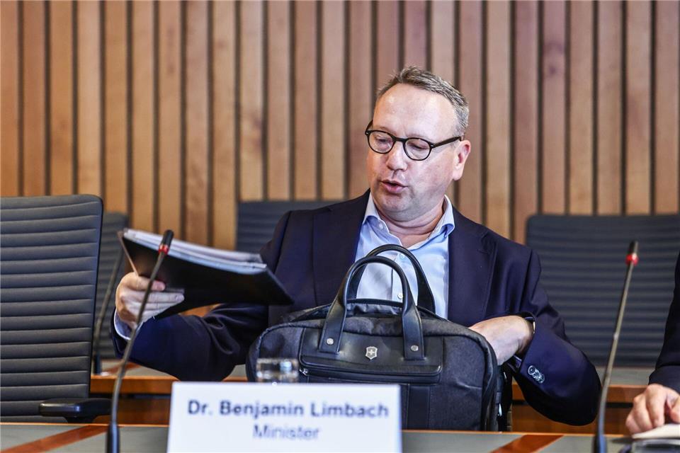 Nordrhein-Westfalens Justizminister Benjamin Limbach steht unter Beschuss der Opposition.Oliver Berg/dpa