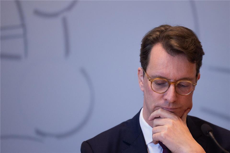 Nordrhein-Westfalens Ministerpräsident Hendrik Wüst (CDU) will die geplanten Gesetzesänderungen seiner Regierung zur Kinderbildung nicht gegen alle Widerstände durchdrücken.Rolf Vennenbernd/dpa