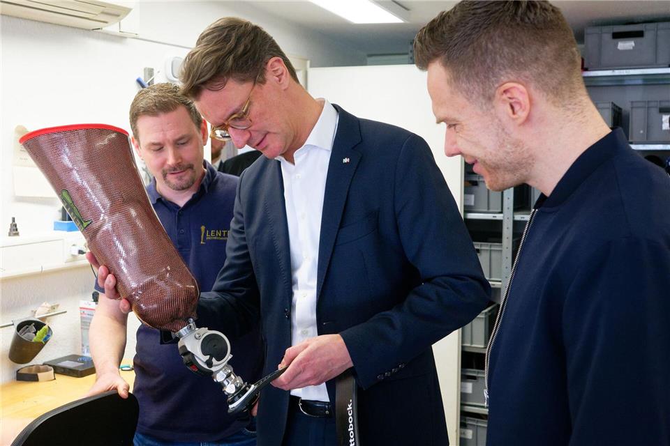 Nordrhein-Westfalens Ministerpräsident Hendrik Wüst (CDU) verschafft sich praktische Einblicke, was Sportler mit Behinderung brauchen. Henning Kaiser/dpa