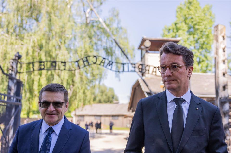 Nordrhein-Westfalens Ministerpräsident Hendrik Wüst (CDU) hat bei seinem erstmaligen Besuch des ehemaligen deutschen Vernichtungslagers Auschwitz zu mehr Anstrengungen im Kampf gegen Antisemitismus aufgerufen.Rolf Vennenbernd/dpa