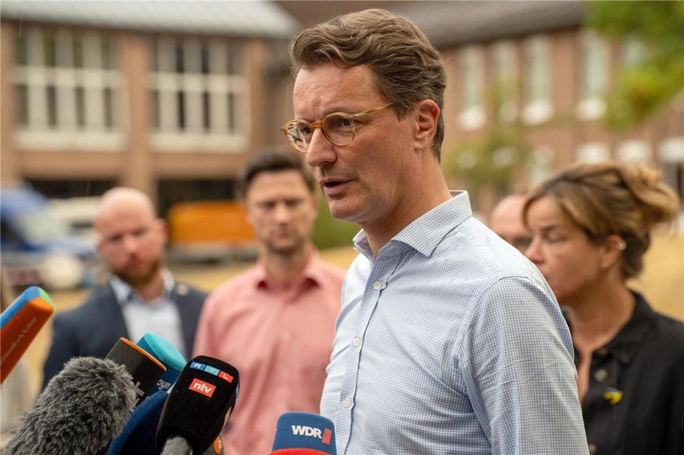 Nordrhein-Westfalens Ministerpräsident Hendrik Wüst (CDU) sprich während seines Besuchs bei Einsatzkräften mit Medienvertretern. Max Lametz/dpa