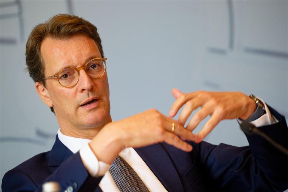 Nordrhein-Westfalens Ministerpräsident Hendrik Wüst (CDU) stellt sich regelmäßig den Fragen der Landespressekonferenz.Henning Kaiser/dpa