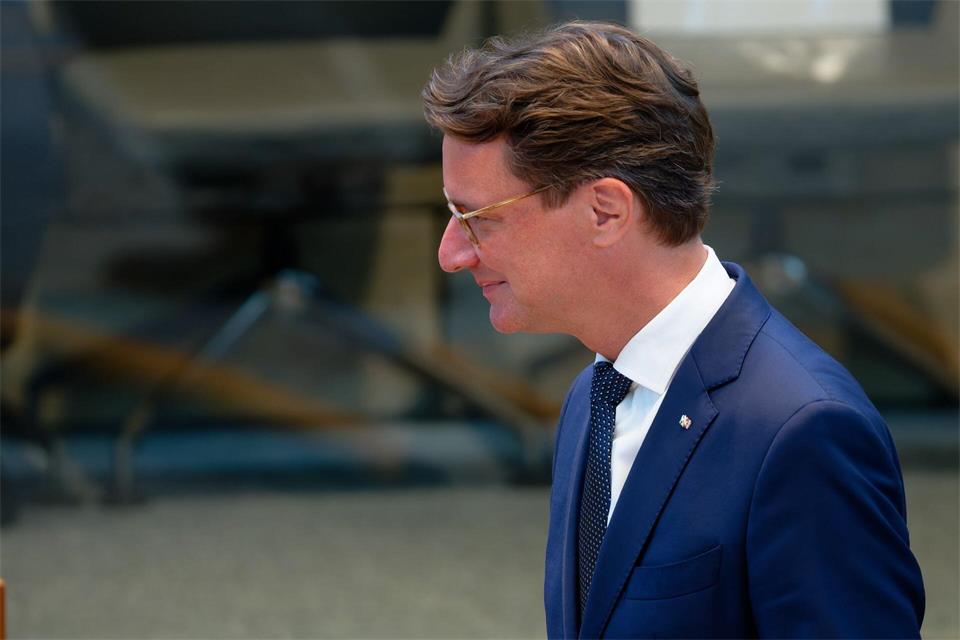 Nordrhein-Westfalens Ministerpräsident Hendrik Wüst (CDU) nimmt Kritik der Opposition gelassen. Henning Kaiser/dpa