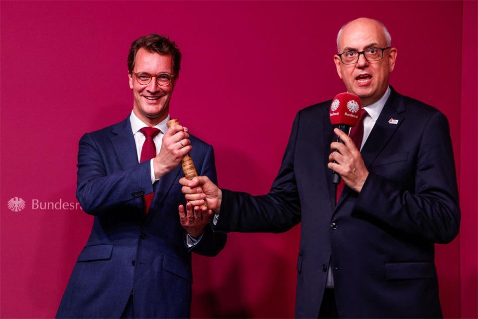 Nordrhein-Westfalens Ministerpräsident Hendrik Wüst (CDU) nahm den Staffelstab zur Bundesratspräsidentschaft von Bremens Regierungschef Andreas Bovenschulte (SPD) entgegen.Focke Strangmann/dpa
