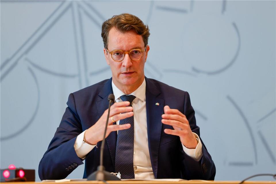 Nordrhein-Westfalens Ministerpräsident Hendrik Wüst (CDU) verlangt angesichts der erwarteten Steuerausfälle für Länder und Kommunen durch das geplante Investitionspaket des Bundes Kompensationen.Thomas Banneyer/dpa