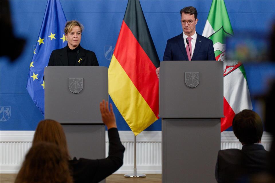 Der NRW-Plan: Wie Wüst Demokratie und Kommunen stützen will Nordrhein-Westfalens Ministerpräsident Hendrik Wüst (CDU) und Wirtschaftsministerin Mona Neubaur (Grüne) deklinieren die Einzelheiten des „Nordrhein-Westfalen-Plans“ durch. Henning Kaiser/dpa