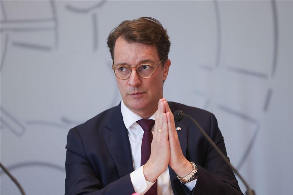 Nordrhein-Westfalens Ministerpräsident Hendrik Wüst (CDU) hat einige Gründe, hoffnungsvoll ins neue Jahr zu blicken. Oliver Berg/dpa