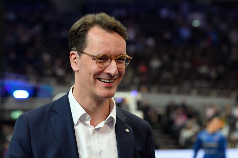 Nordrhein-Westfalens Ministerpräsident Hendrik Wüst (CDU) ist begeistert über die Frauen-Fußball-EM 2029 in Deutschland. (Archivbild)Federico Gambarini/dpa