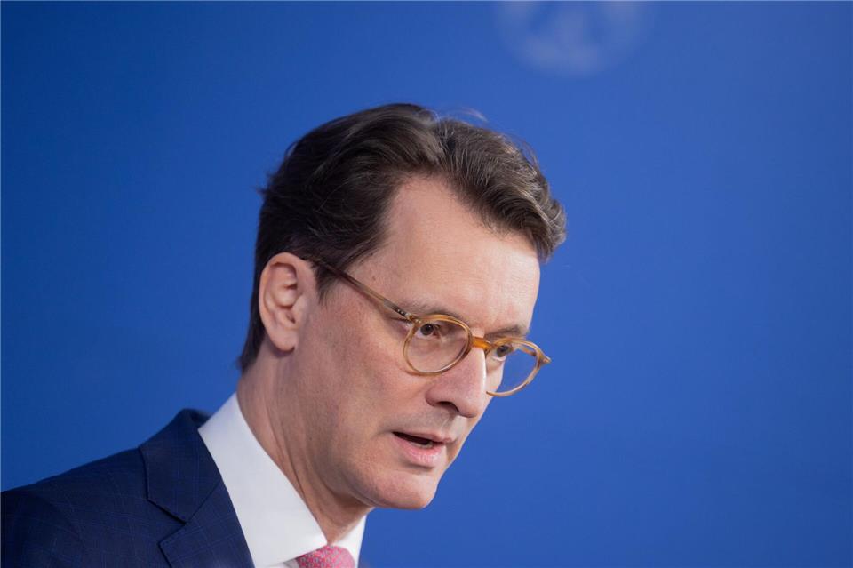 Nordrhein-Westfalens Ministerpräsident Hendrik Wüst (CDU) will es nicht allein dem Elternhaus überlassen, ob genug für gute Startchancen der Kinder getan wird. Rolf Vennenbernd/dpa