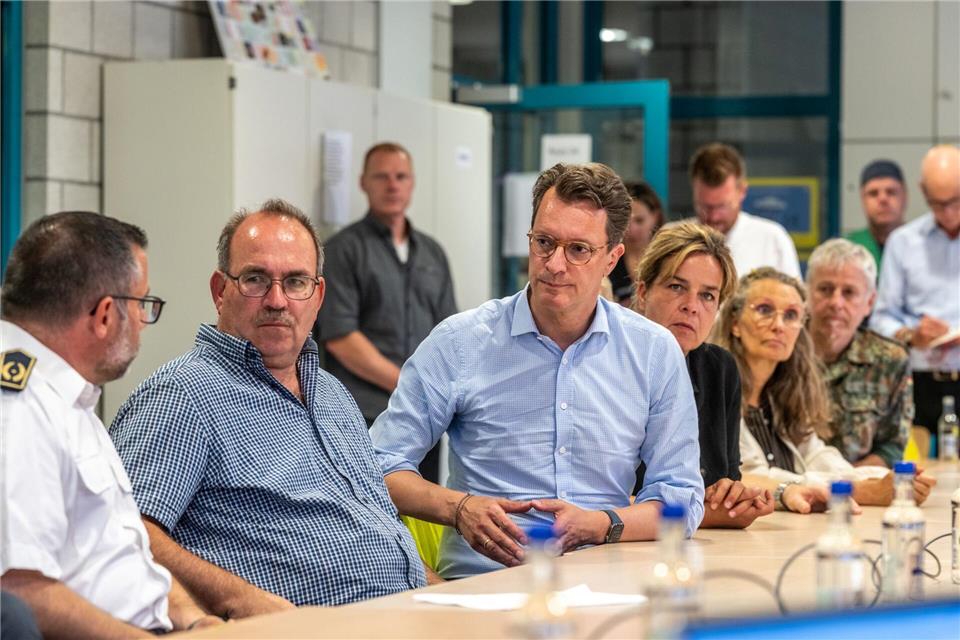 Nordrhein-Westfalens Ministerpräsident Hendrik Wüst hat sich im Lagezentrum informiert. Christian Knieps/dpa
