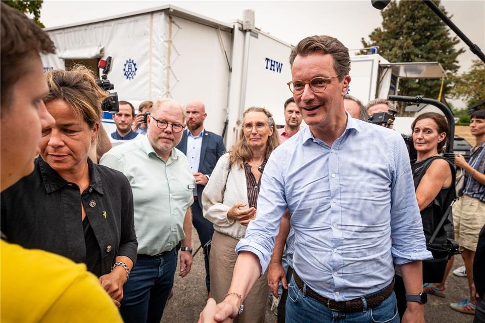 Nordrhein-Westfalens Ministerpräsident Hendrik Wüst (r, CDU), und Vize-Ministerpräsidentin Mona Neubaur (Grüne) haben sich von Einsatzkräften des Waldbrands im Hürtgenwald informieren lassen. Christian Knieps/dpa