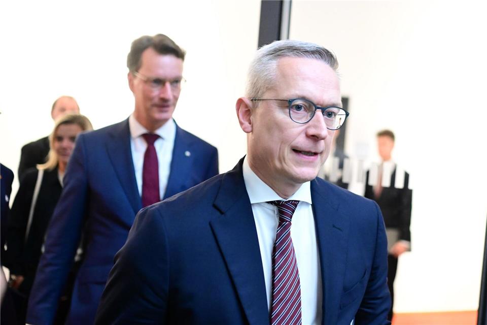 Nordrhein-Westfalens Ministerpräsident Hendrik Wüst und Bundesdigitalminister Karsten Wildberger (beide CDU) wollen den Staat modernisieren, Kommunen entlasten und Bürgern mehr Eigenverantwortung zutrauen. (Archivbild)Sebastian Christoph Gollnow/dpa