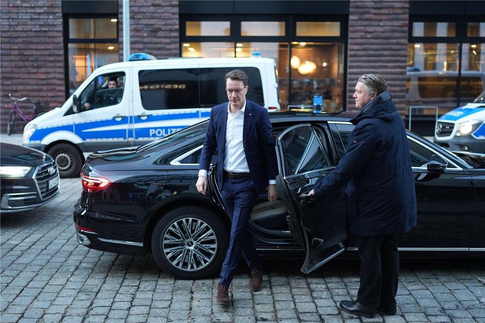 Nordrhein-Westfalens Ministerpräsident Hendrik Wüst wird im Dienstwagen-Klima-Check von meisten Amtskollegen überholt. (Archivbild) Marcus Brandt/dpa