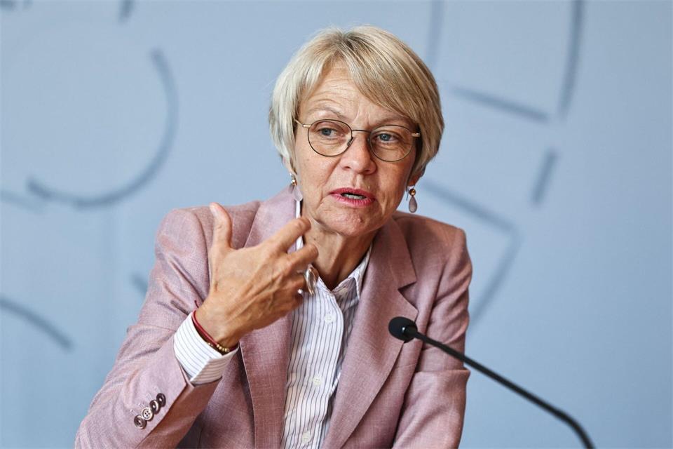 Nordrhein-Westfalens Schulministerin Dorothee Feller (CDU) will in ihrer Partei mehr Verantwortung übernehmen.Oliver Berg/dpa