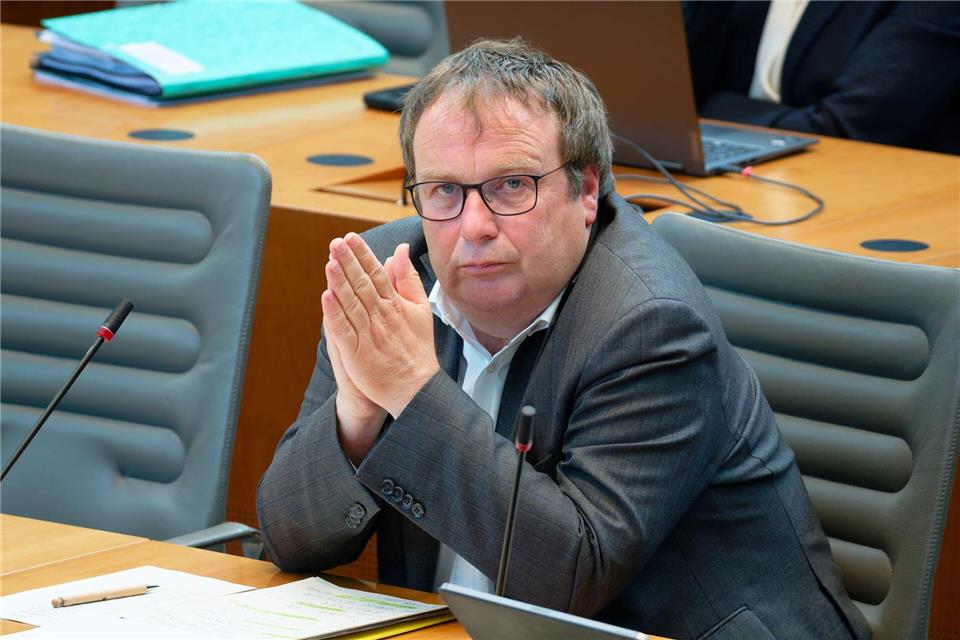 Nordrhein-Westfalens Verkehrsminister Oliver Krischer (Grüne) hat gerade wenig Grund zur Freude. Henning Kaiser/dpa