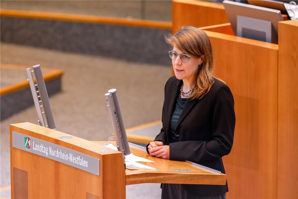 Nordrhein-Westfalens neue Fluchtministerin Verena Schäffer (Grüne) setzt in der Landtagsdebatte über die Aufarbeitung des Solinger Terroranschlags auf leisere, versöhnliche Töne.Thomas Banneyer/dpa