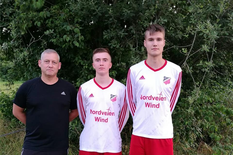 Nordvelens Trainer Frank Papo (links) mit seinen Neuzugängen Leon Volbert (mitte) und Jan-Hendrik Einck. Auf dem Foto fehlen: Sani Selimovic und Jan Pier.