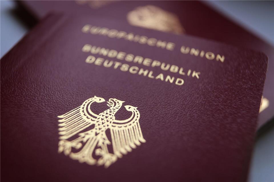Normalerweise bekommt man nur einen Reisepass. Jetzt hat ein Gericht aber eine Ausnahme erlaubt, die einiges erleichtern könnte. (Symbolbild)Karl-Josef Hildenbrand/dpa/dpa-tmn