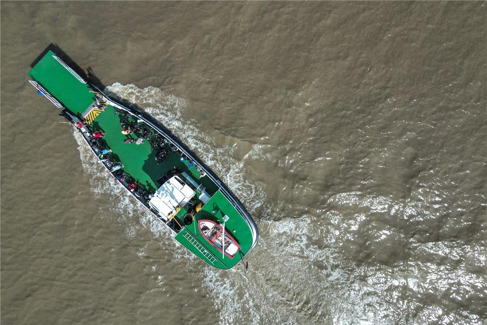 Normalerweise bringt die Fähre mehrmals täglich Radfahrer und Fußgänger über die Ems. (Archivbild)Lars Penning/dpa