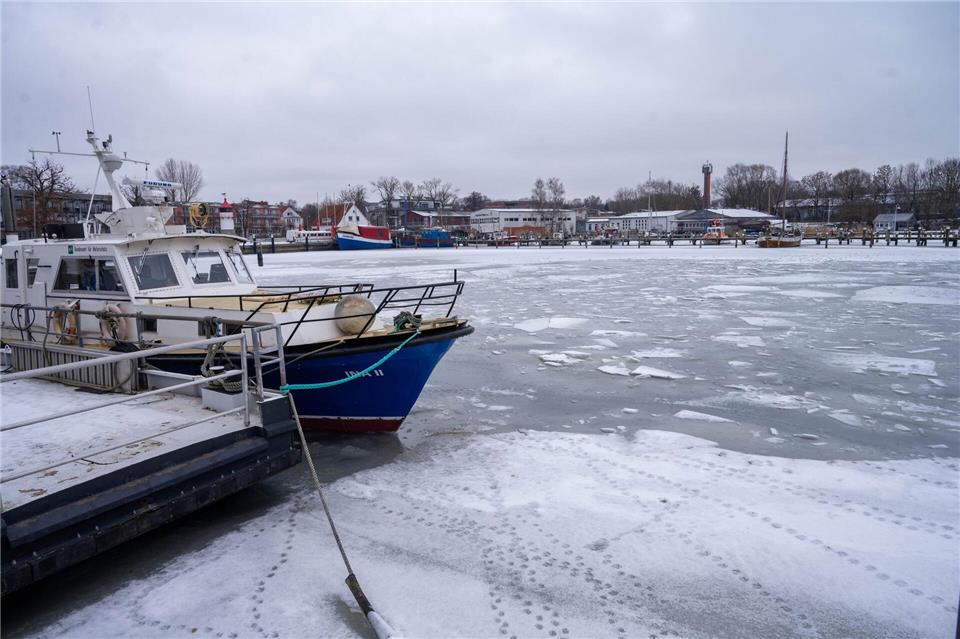 Normalerweise fahren Beschäftigte per Boot von Lauterbach zur Insel Vilm. (Archivbild)Stefan Sauer/dpa